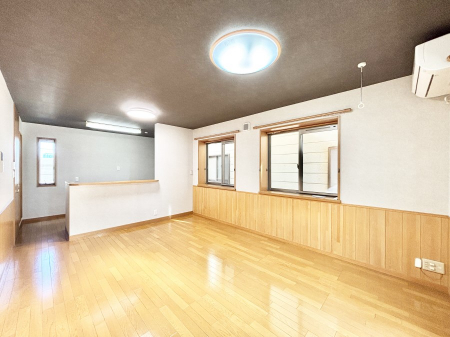 ���r���O�@���邢�z���������A�����̕��͋C�ɖ�������郊�r���O�E�_�C�j���O�B 