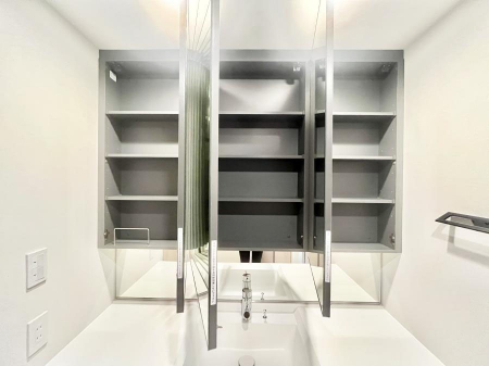 ���̑����ρ@�O�ʋ��̗��ɁA���ϕi��q���p�i�Ȃǂ����[�\�B���ʑ����������ƕۂ��܂��I