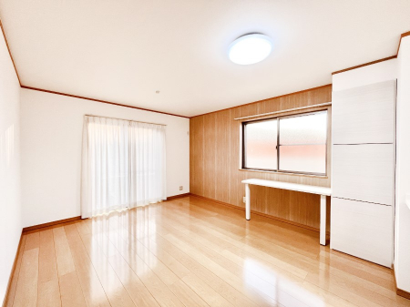 ���r���O�@���邢�z���������A�����̕��͋C�ɖ�������郊�r���O�E�_�C�j���O�B