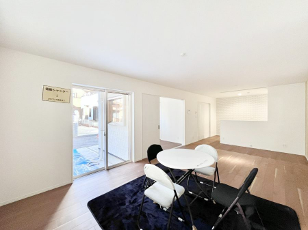 ���r���O�@���邢�z���������A�����̕��͋C�ɖ�������郊�r���O�_�C�j���O 