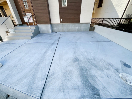 �@����2��\�I�}�Ȃ��q�l�̒��ԂɁB�܂��A���Ƒ��̎��]�ԃX�y�[�X�Ƃ��Ă��劈��B