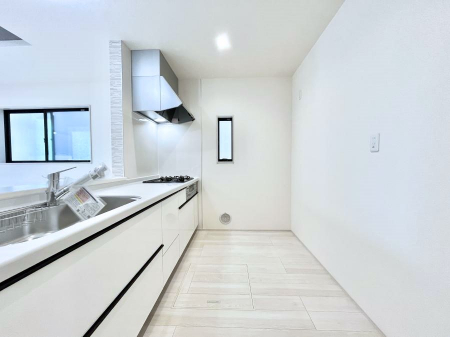 �L�b�`���@�u�₩�ȕ����ʂ蔲����L�b�`���B��������̂Ŗ��邭���C�ɂ��𗧂��܂��B