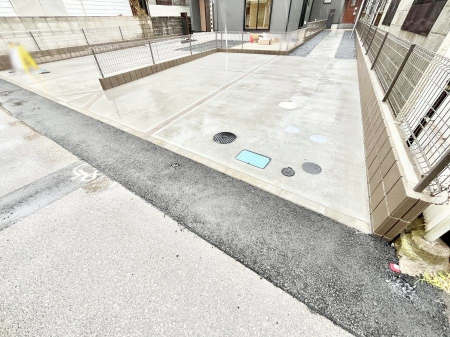 �@����3��\�I�}�Ȃ��q�l�̒��ԂɁB�܂��A���Ƒ��̎��]�ԃX�y�[�X�Ƃ��Ă��劈��B