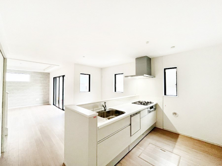 �L�b�`���@���r���O�ŗV�Ԃ��q�l�������Ȃ��炨�������ł���ΖʃL�b�`���B  