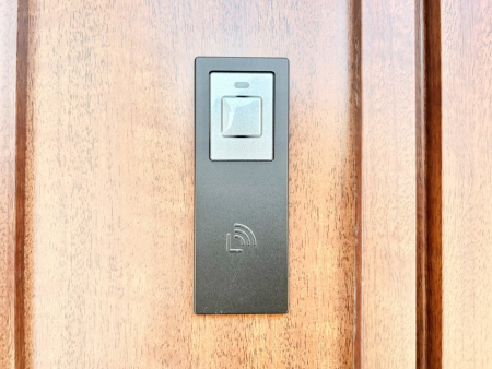 ���̑��@�{�^���������Ă����������I���փh�A�͓d�q�L�[�d�l�ł��B