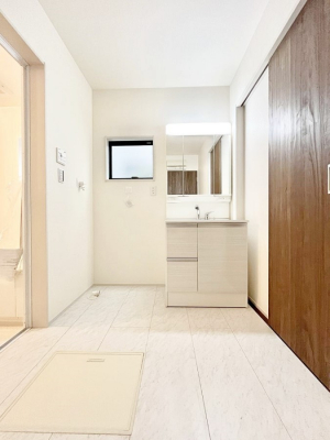 ���ʑ�E���ʏ��@�O�ʋ��̗��ɁA���ϕi��q���p�i�Ȃǂ����[�\�B���ʑ����������ƕۂ��܂��I