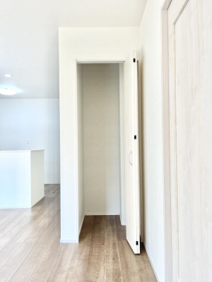 ���̑����ρ@���r���O���[�B�����Ɏ��[������ƕ����W�܂�LDK���X�b�L���Еt�������ł��ˁB  