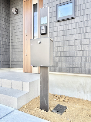 ���̑��@�\�D�E�C���^�[�z���E�|�X�g���ЂƂɏW��B�G���g�����X�ɂȂ��ރV���v���f�U�C���B