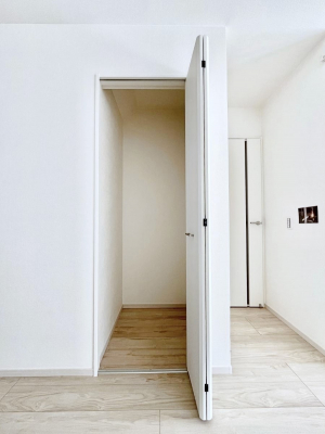 ���̑����ρ@���r���O���[�B�����Ɏ��[������ƕ����W�܂�LDK���X�b�L���Еt�������ł��ˁB  