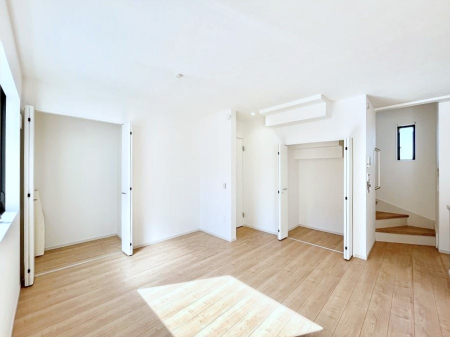 ���̑����ρ@���r���O���[�B�����Ɏ��[������ƕ����W�܂�LDK���X�b�L���Еt�������ł��ˁB  