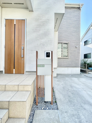 ���̑��@�\�D�E�C���^�[�z���E�|�X�g���ЂƂɏW��B�G���g�����X�ɂȂ��ރV���v���f�U�C���B