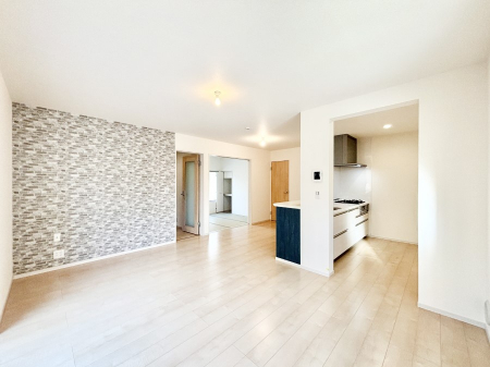 ���r���O�@���邢�z���������A�����̕��͋C�ɖ�������郊�r���O�E�_�C�j���O�B 