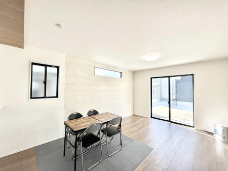 ���r���O�@���邢�z���������A�����̕��͋C�ɖ�������郊�r���O�E�_�C�j���O�B 