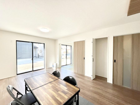 ���̑����ρ@�Ƒ��̏Ί炪���R�Ɛ��܂�Ă���A����ȕ��͋C�̃_�C�j���O�Ɏd�オ���Ă��܂��B