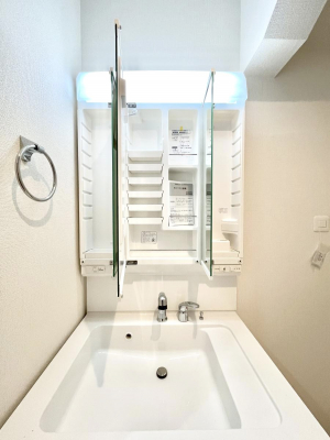 ���̑����ρ@�O�ʋ��̗��ɁA���ϕi��q���p�i�Ȃǂ����[�\�B���ʑ����������ƕۂ��܂��I