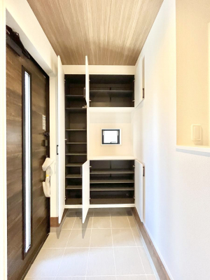 ���̑����ρ@�����Ղ���[�ł���V���[�Y�{�b�N�X�ŉƑ��S���̌C���A���ւ�������B  