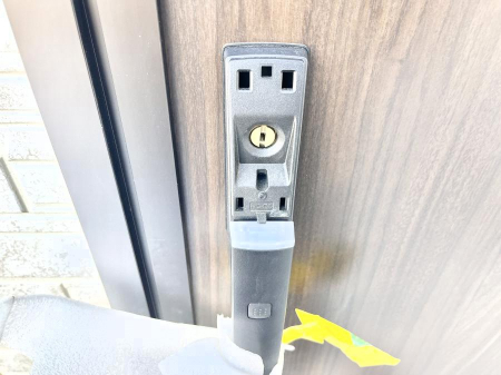 ���̑��@�{�^���������Ă����������I���փh�A�͓d�q�L�[�d�l�ł��B