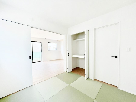 ���̑����ρ@���r���O�Ɨׂ荇���Ă���a���B�ق��ƈꑧ�ł���a�̋�Ԃ��Y�ꂸ�ɁB 