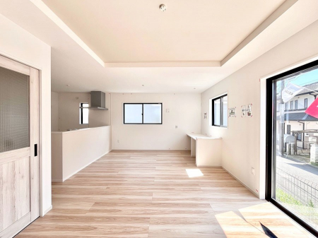 ���r���O�@���邢�z���������A�����̕��͋C�ɖ�������郊�r���O�E�_�C�j���O�B 