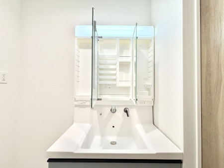 ���̑����ρ@�O�ʋ��̗��ɁA���ϕi��q���p�i�Ȃǂ����[�\�B���ʑ����������ƕۂ��܂��I