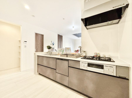 �L�b�`���@���r���O�ŗV�Ԃ��q�l�������Ȃ��炨�������ł���ΖʃL�b�`���B  