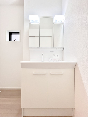 ���ʑ�E���ʏ��@�O�ʋ��̗��ɁA���ϕi��q���p�i�Ȃǂ����[�\�B���ʑ����������ƕۂ��܂��I  