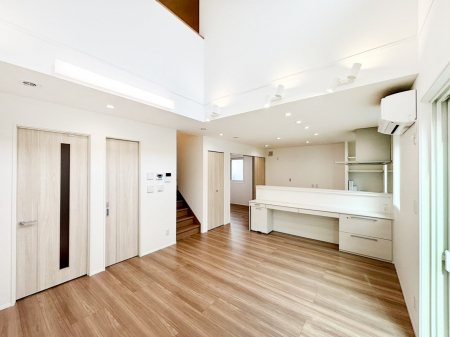 ���r���O�@�Ƒ��̘a�₩�ȉ�b���������Ă������B�J�����̂��郊�r���O�ł��B  