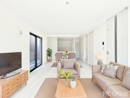 ���r���O�@�Ƒ��̘a�₩�ȉ�b���������Ă������B�J�����̂��郊�r���O�ł��B���Ƌ��CG�ł�  