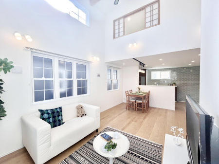 ���r���O�@���邢�z���������A�����̕��͋C�ɖ�������郊�r���O�E�_�C�j���O�B   �@