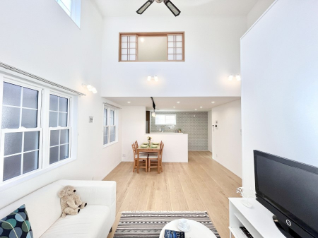 ���r���O�@�������̂��郊�r���O�I�z���������S�̂𖾂邭�Ƃ炵�A���r���O�S�̂��J�����̂����ԂɂȂ�܂��B�@