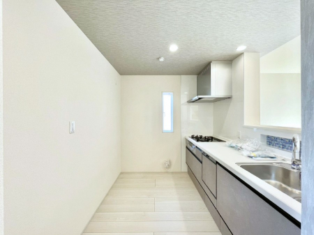 �L�b�`���@�u�₩�ȕ����ʂ蔲����L�b�`���B��������̂Ŗ��邭���C�ɂ��𗧂��܂��B