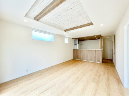 ���r���O�@�܏�V��͗��̓I�ȉ��s��������̂ŁA�V�䂪�L�������ĊJ���I�ȋ�Ԃ����o�ł��܂��B  