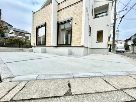 �@����2��\�I�}�Ȃ��q�l�̒��ԂɁB�܂��A���Ƒ��̎��]�ԃX�y�[�X�Ƃ��Ă��劈��B