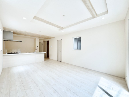 ���r���O�@�܏�V��͗��̓I�ȉ��s��������̂ŁA�V�䂪�L�������ĊJ���I�ȋ�Ԃ����o�ł��܂��B  