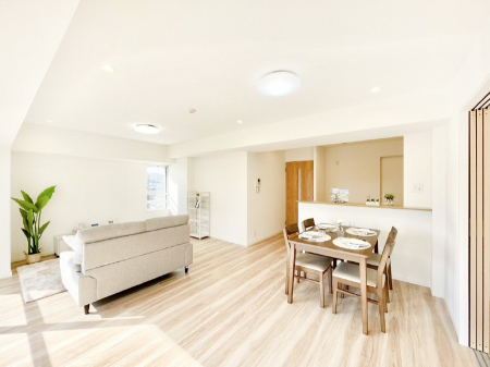 ���r���O�@�Ƒ��̘a�₩�ȉ�b���������Ă������B�J�����̂��郊�r���O�ł�  