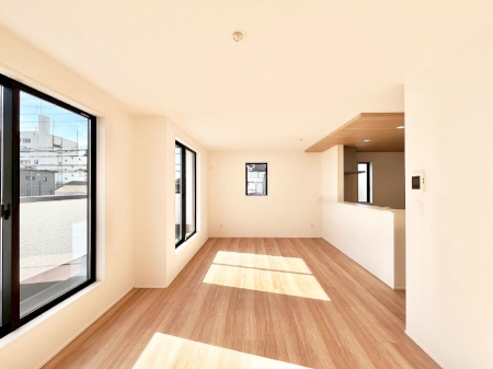 ���r���O�@���邢�z���������A�����̕��͋C�ɖ�������郊�r���O�E�_�C�j���O�B   