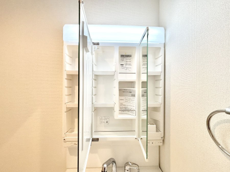 ���̑����ρ@�O�ʋ��̗��ɁA���ϕi��q���p�i�Ȃǂ����[�\�B���ʑ����������ƕۂ��܂��I