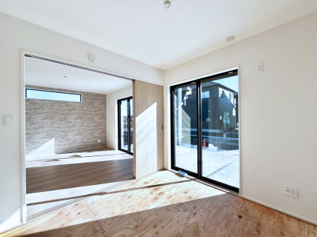 ���̑����ρ@���r���O�Ɨׂ荇���Ă���a���B�ق��ƈꑧ�ł���a�̋�Ԃ��Y�ꂸ�ɁB 