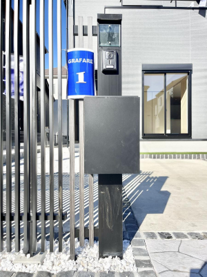 ���̑��@�\�D�E�C���^�[�z���E�|�X�g���ЂƂɏW��B�G���g�����X�ɂȂ��ރV���v���f�U�C���B