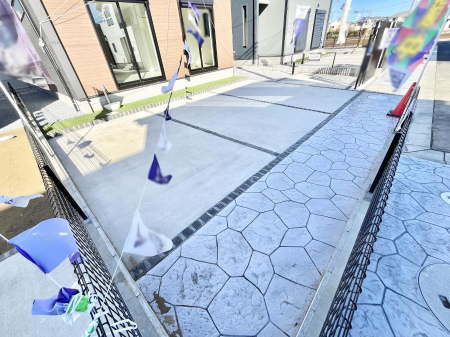 �@����2��\�I�}�Ȃ��q�l�̒��ԂɁB�܂��A���Ƒ��̎��]�ԃX�y�[�X�Ƃ��Ă��劈��B