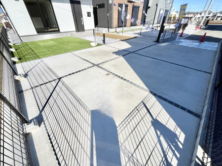 �@����2��\�I�}�Ȃ��q�l�̒��ԂɁB�܂��A���Ƒ��̎��]�ԃX�y�[�X�Ƃ��Ă��劈��B