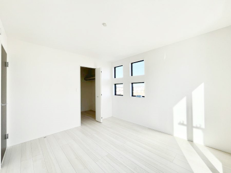 ���̑����ρ@4���񂾑�����̑u�₩�ȓ��������������S�̂�D������ݍ���ł���܂��@