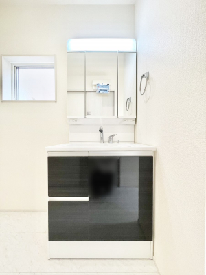 ���ʑ�E���ʏ��@�X�^�C�����O�ɕ֗��ȎO�ʋ��A�~���[�L���r�l�b�g�ōׂ������X�b�L��