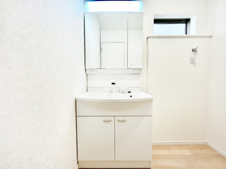 ���ʑ�E���ʏ��@�X�^�C�����O�ɕ֗��ȎO�ʋ��A�~���[�L���r�l�b�g�ōׂ������X�b�L��