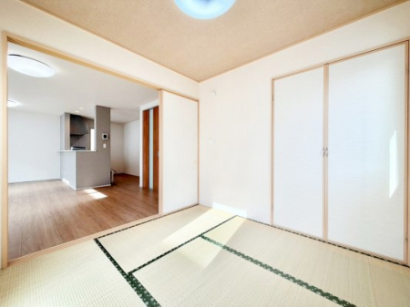 ���̑����ρ@���r���O�Ɨׂ荇���Ă���a���B�ق��ƈꑧ�ł���a�̋�Ԃ��Y�ꂸ�ɁB 