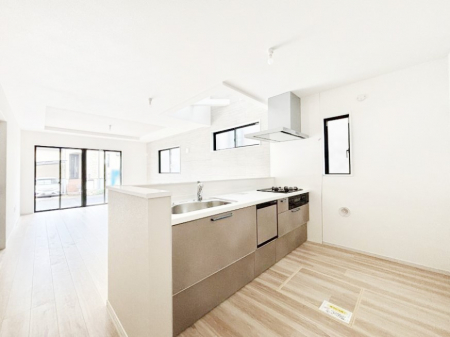 �L�b�`���@���Ƒ��̉�b�e�ޑΖʃL�b�`���B���������̃p�p�}�}�����Ƒ��Ɖ߂������Ԃ����������I