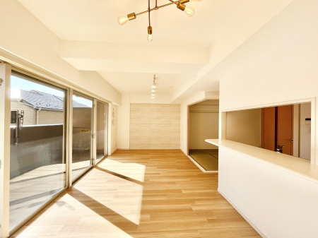 ���r���O�@���R������荞�܂�A�Ƒ��c���̏ꏊ�𖾂邭���o