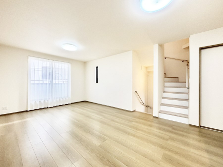 ���r���O�@LDK�ɊK�i��݂��A�Ƒ��̃R�~���j�e�B���؂ɂ����Ԏ��v�����B