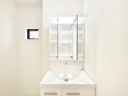 ���̑����ρ@�O�ʋ��̗��ɁA���ϕi��q���p�i�Ȃǂ����[�\�B���ʑ����������ƕۂ��܂��I