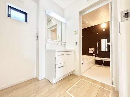 ���̑��@���ʏ��͂�Ƃ�̂���X�y�[�X�ŁA�g�x�x�������̃X�L���P�A���S�ɗ]�T�������Ăł������ł��B  